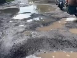 Jalan Rusak Parah di Lamongan Bikin Warga Ngamuk: Bupati Cuma Plonga-Plongo