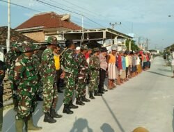 TNI Polri dan Warga Lamongan Kompak Gotong-royong Bendung Kali