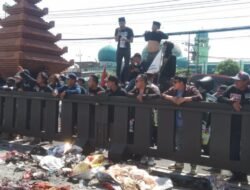 Gedung DPRD Jatim Diserbu Sampah, AMI: Kalian Boneka Mafia Narkoba