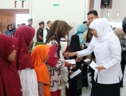 Gubernur Jatim Bagi-Bagi Bansos dan Luncurkan Masjid Baru di Bojonegoro