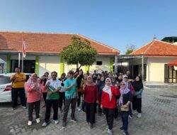 Jalan Santai Pegawai Dispussip Bojonegoro: Kompak Sehat Bahagia
