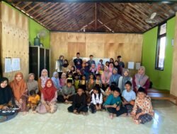Mahasiswa KKN unugiri di Sidorejo ajak santri TPQ Baitul Muqoddas Nonton Bareng dan Belajar Nilai-Nilai Kehidupan dari Film Nusa dan Rara