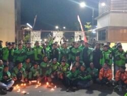 Ratusan Ojol Menggelar Aksi Damai Dan Do’a Bersama di Depan Gedung DPRD Bojonegoro