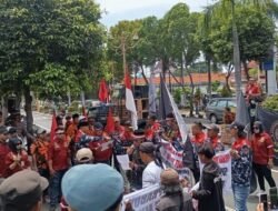 Vonis Bebas Aris Roziqin Oleh JPU, Aliansi Masyarakat Dan LSM Demo PN Tuban