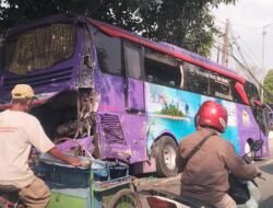 Menurunkan Penumpang Bus Akap Dihantam Dari Belakang Oleh Truk Hino
