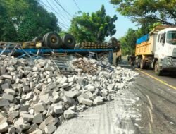 Diduga Rem Blong, Truk Tronton Bermuatan Bata Ringan Terbalik di Meduri