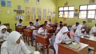 Pelajar Antusias Nikmati Program Makan Bergizi Gratis SPPG Polres Blora