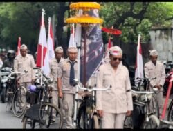 Satlantas Polres Nganjuk Bersama Komunitas Sepeda Kuno Gelar Hening Cipta di Simpang Empat Tugu Jaya Stamba