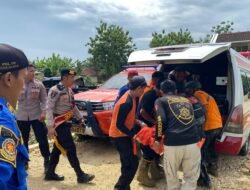 Sigap Tanggap, Pamapta Polres Blora Bantu Evakuasi Korban Tenggelam di Sungai Lusi