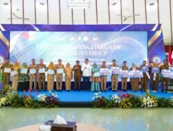 Pemkab Bojonegoro Melalui Dinas DLH Menyerahkan Penghargaan Bentuk Apreseasi Kepada Sekolah Dan Desa