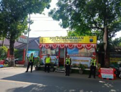 Arus Lalu Lintas di Depan Gereja Bethany Blora Meningkat, Personel Pos Pam Siaga Lakukan Pengaturan