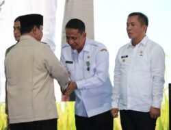 Bupati Bojonegoro Setyo Wahono Menerima penghormatan Satyalancana Wira Karya Dari Presiden Prabowo