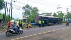 Truk Box Bermuatan Penuh Terperosok di Irigasi Jalan Raya Balenrejo Bojonegoro 