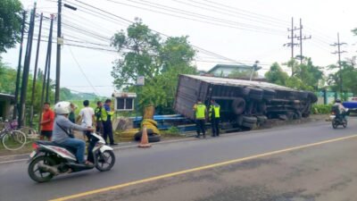 Truk Box Bermuatan Penuh Terperosok di Irigasi Jalan Raya Balenrejo Bojonegoro 