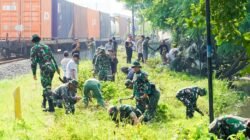 Mitigasi Bencana, Babinsa Kodim Bojonegoro bersama Warga Sukorejo Karya Bakti Pembersihan Sungai