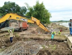 Dinas PU SDA Pastikan Penanganan Tebing Bengawan Solo di Lebaksari Tetap Berjalan Sesuai Teknis