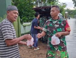 Ramadhan Penuh Keberkahan, Babinsa dan Persit Koramil Kedewan Bojonegoro Bagikan Takjil Gratis