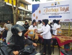 Srikandi Polres Bojonegoro Bagikan Ratusan Takjil untuk Pengguna Jalan