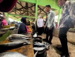 Jaga Pasokan dan Stabilitas Harga Jelang Lebaran, Wapres Tinjau Pasar Gelondong Gede Tuban