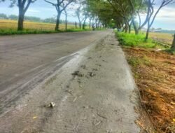 Jalan Poros Lengkong Balen Yang Berlumpur Dan Licin Disebabkan Mesin Combine Makan Korban