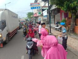 Bersama Bhayangkari, Kapolsek Sumberrejo Bagikan Takjil Kepada Masyarakat