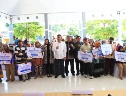 Bupati Setyo Wahono Beri Bantuan Langsung Kepada Lansia Dan Disabilitas