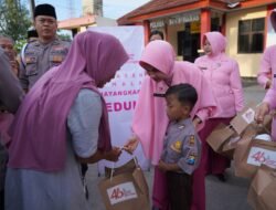Ramadan 2026, Kapolres Bojonegoro dan Siswa TK Kemala Bhayangkari 67 Sugihwaras Berbagi Takjil