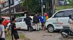 Tronton Tabrak Tiang Lampu Merah Serta Mobil Mini Bus Sampai Ringsek