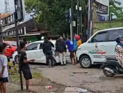 Tronton Tabrak Tiang Lampu Merah Serta Mobil Mini Bus Sampai Ringsek