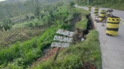 Bahu Jalan Blora-Randublatung Longsor Sedalam 3 Meter, Polsek Banjarejo Pasang Garis Pembatas