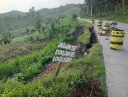 Bahu Jalan Blora-Randublatung Longsor Sedalam 3 Meter, Polsek Banjarejo Pasang Garis Pembatas