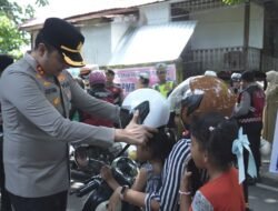 Viral! Polisi Gowa Bagi Helm Gratis, Pendekatan Humanis Tuai Apresiasi