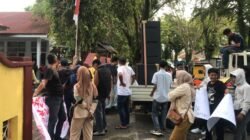 Aliansi Pemuda Dan Masyarakat Gelar Demo di Depan Pengadilan Negeri Palopo