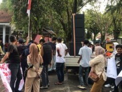 Aliansi Pemuda Dan Masyarakat Gelar Demo di Depan Pengadilan Negeri Palopo