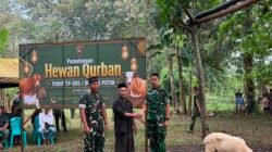 Personel Yonif TP 885/Belibis Putih Bagikan Daging Kurban kepada Masyarakat