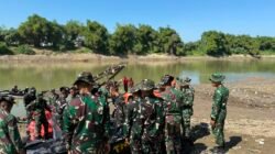 TNI dan Masyarakat Bersatu Jaga Bengawan Solo, Personel Batalyon YTP 885/Belibis Putih Pimpin Karya Bakti Pembersihan Sungai