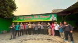 Kabid Humas Polda Metro Jaya Dengarkan Keluhan Warga Bekasi dan Bagikan Sembako di Cikarang Barat