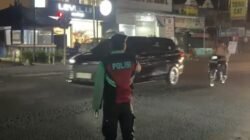 Antisipasi Kepadatan Malam Hari, Personil Polsek Tabanan Amankan Arus Lalu Lintas di Simpang Pos Grogak