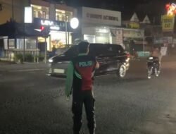 Antisipasi Kepadatan Malam Hari, Personil Polsek Tabanan Amankan Arus Lalu Lintas di Simpang Pos Grogak