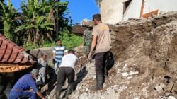 Bhabinkamtibmas Gunung Salak Bersama Babinsa dan Warga Gotong Royong Bersihkan Sisa Rumah Roboh akibat hujan deras
