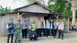 Bersinergi dengan Polsek Kalitidu, Dinsos Bojonegoro Gotong Royong Bantu Lansia Sebatang Kara
