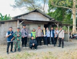 Bersinergi dengan Polsek Kalitidu, Dinsos Bojonegoro Gotong Royong Bantu Lansia Sebatang Kara