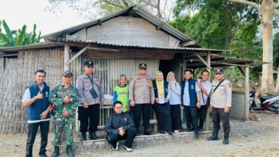 Bersinergi dengan Polsek Kalitidu, Dinsos Bojonegoro Gotong Royong Bantu Lansia Sebatang Kara