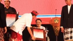 Gubernurq Koster Anugerahi 12 Seniman, Budayawan, Pengabdi Seni Penghargaan Adi Sewaka Nugraha