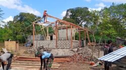 Material Atap Seng Diangkat Bersama, Progres RTLH TMMD Ke-129 Terus Dikebut