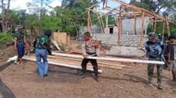 Satgas TMMD Ke-129 Wujudkan Hunian Layak Melalui Pemasangan Atap RTLH