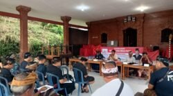 Bhabinkamtibmas Desa Lumbung Kauh Hadiri Sosialisasi Koperasi Desa Merah Putih