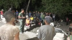 Gotong Royong TNI AD dan Masyarakat Wujudkan Rabat Jalan 500 Meter di Desa Nurbenlelang