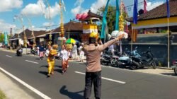 Bhabinkamtibmas Desa Pandak Gede Atensi Giat Upacara Piodalan di Pura Jawa Pandak Gede