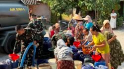 Yonif TP-885/BP Salurkan Bantuan Air Bersih bagi Warga Desa Bakulan